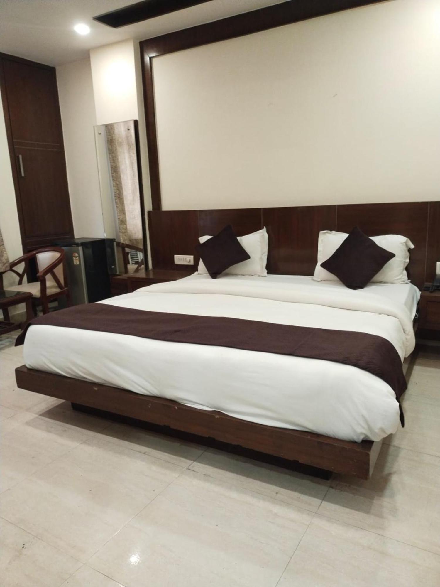 Hotel Lav Kush Deluxe At Paharganj New Delhi Bagian luar foto